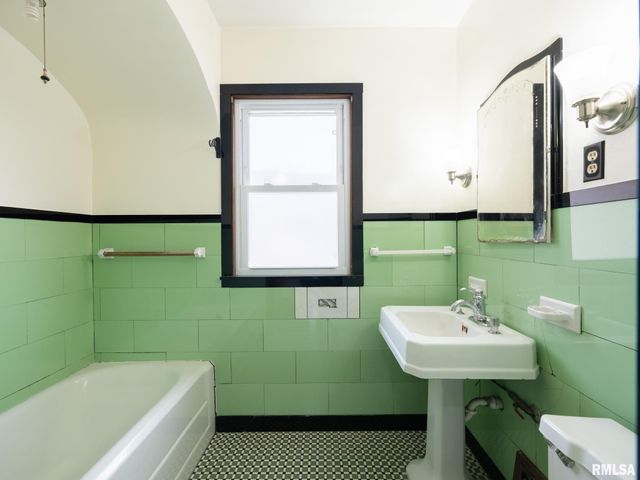 4110 W SOUTHPORT Road, Peoria, IL 61615