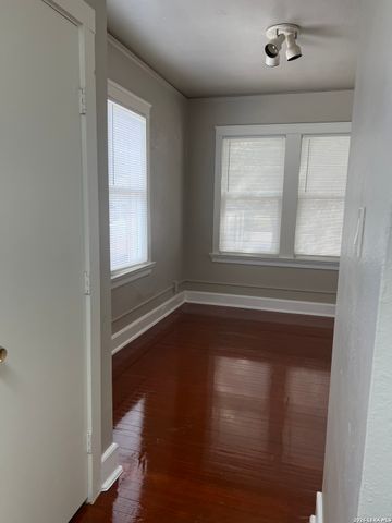 628 S Saint Marys St Ste 206, San Antonio, TX 78205