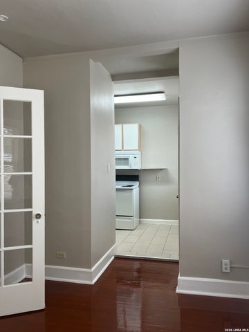 628 S Saint Marys St Ste 206, San Antonio, TX 78205