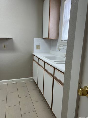 628 S Saint Marys St Ste 206, San Antonio, TX 78205