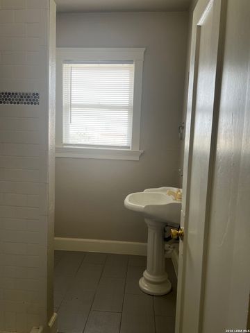 628 S Saint Marys St Ste 206, San Antonio, TX 78205