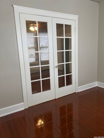 628 S Saint Marys St Ste 206, San Antonio, TX 78205