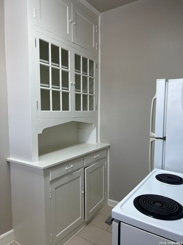 628 S Saint Marys St Ste 206, San Antonio, TX 78205