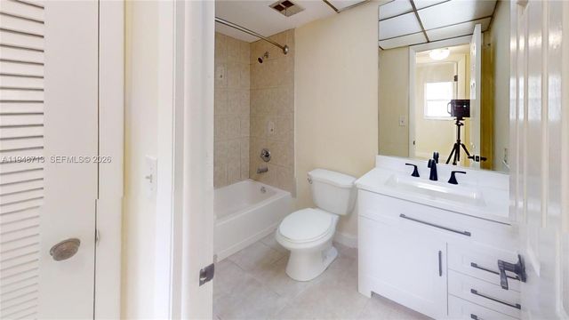 2800 W Sunrise Lakes Dr 101, Sunrise, FL 33322