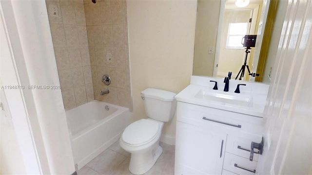 2800 W Sunrise Lakes Dr 101, Sunrise, FL 33322