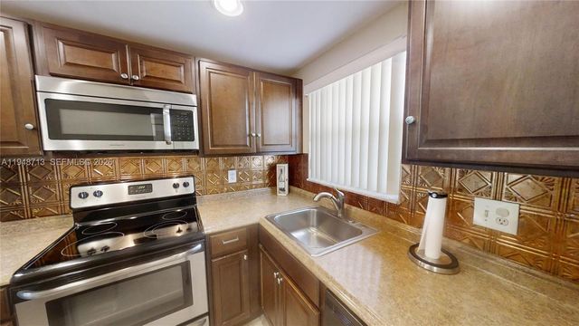 2800 W Sunrise Lakes Dr 101, Sunrise, FL 33322