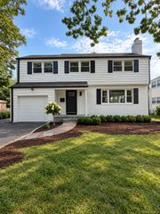 37 Kings Point Road, Great Neck, NY 11024