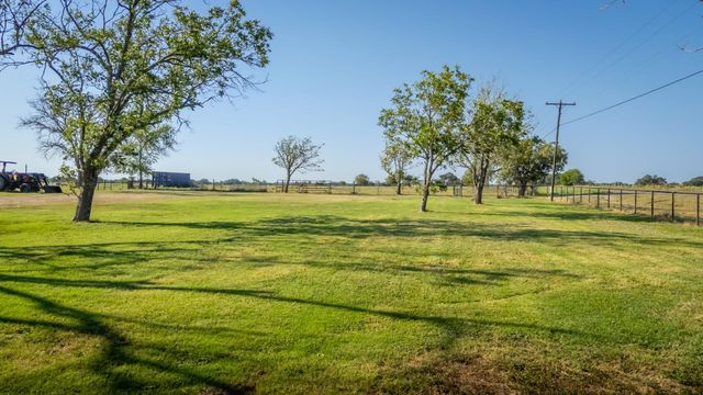 3971 Us Highway 77 S, Hallettsville, TX 77964