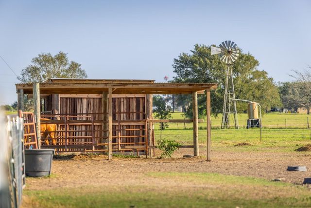 3971 Us Highway 77 S, Hallettsville, TX 77964