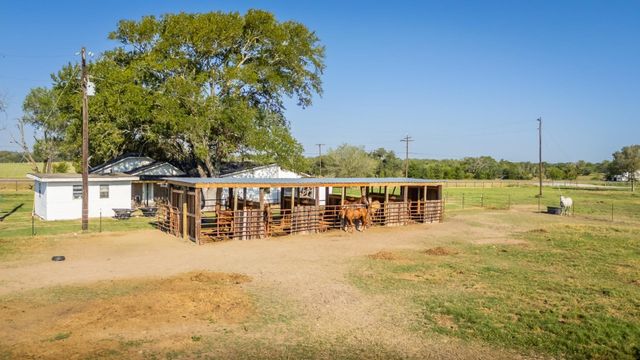 3971 Us Highway 77 S, Hallettsville, TX 77964