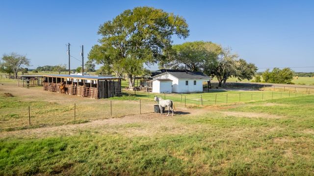 3971 Us Highway 77 S, Hallettsville, TX 77964