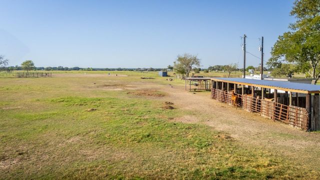 3971 Us Highway 77 S, Hallettsville, TX 77964