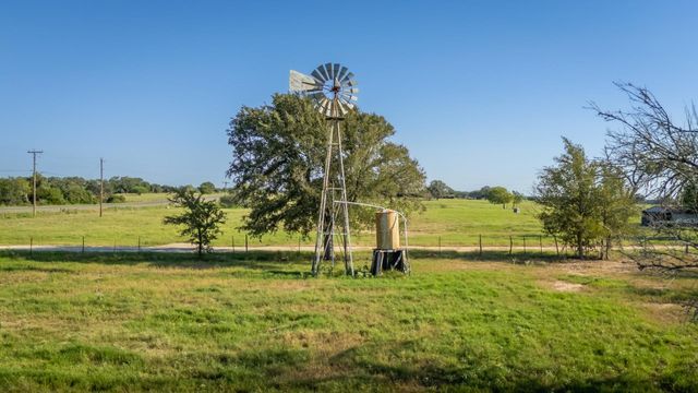 3971 Us Highway 77 S, Hallettsville, TX 77964