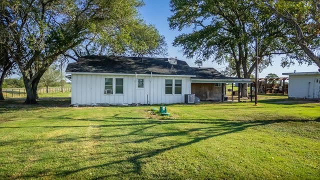 3971 Us Highway 77 S, Hallettsville, TX 77964