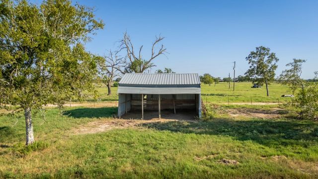 3971 Us Highway 77 S, Hallettsville, TX 77964
