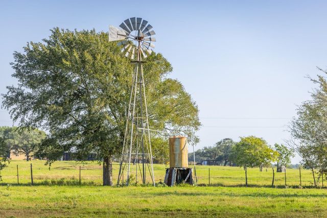 3971 Us Highway 77 S, Hallettsville, TX 77964