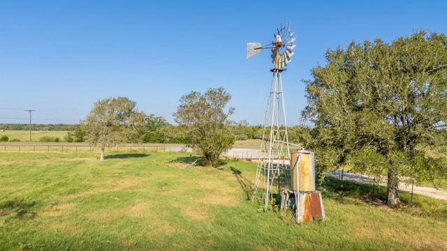 3971 Us Highway 77 S, Hallettsville, TX 77964