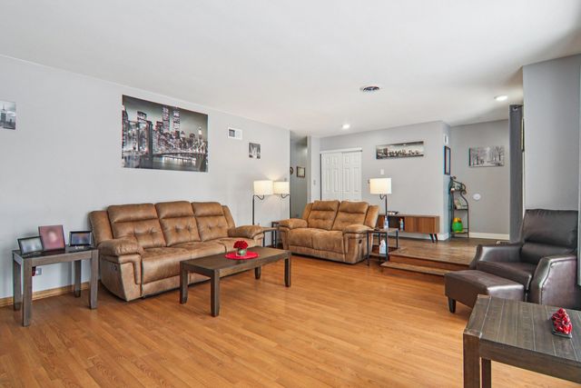 15134 Laramie Avenue, Oak Forest, IL 60452