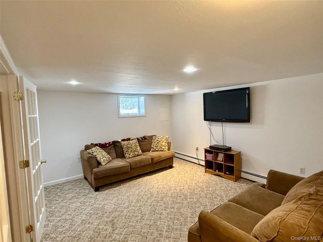 4 Sheila Court, Manorville, NY 11949