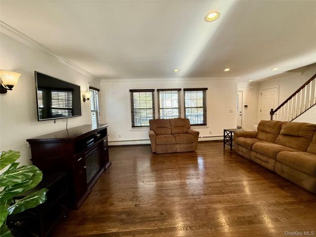 4 Sheila Court, Manorville, NY 11949