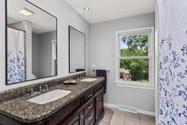 3850 Dauphine Avenue, Northbrook, IL 60062
