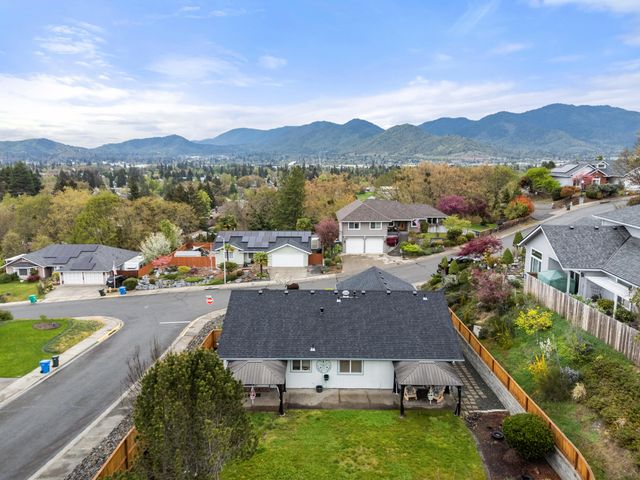 1515 Panoramic Loop, Grants Pass, OR 97527