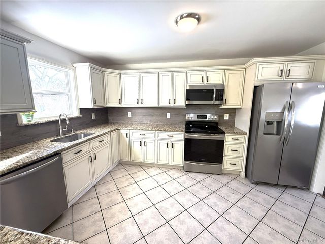 2 New Street, Holtsville, NY 11742