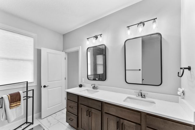 4937 Lakeside Drive, Bettendorf, IA 52722