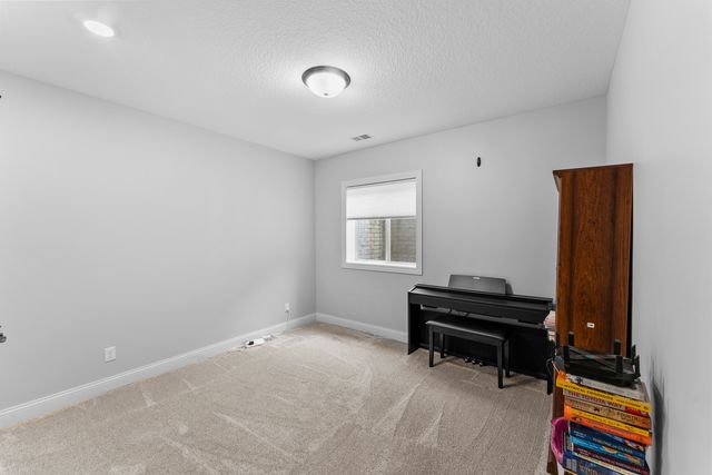 4937 Lakeside Drive, Bettendorf, IA 52722