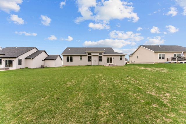 4937 Lakeside Drive, Bettendorf, IA 52722
