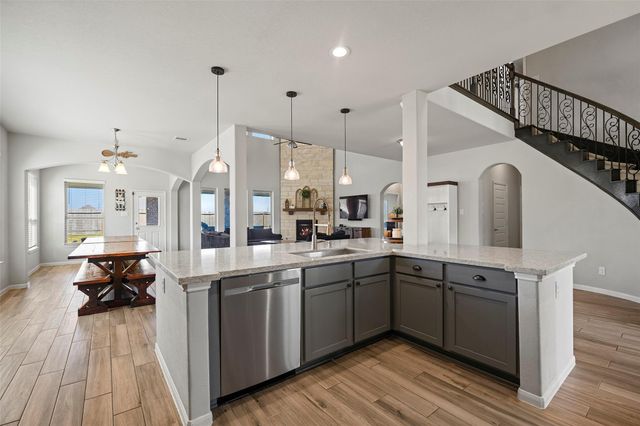 11723 Oakwood Drive, Mont Belvieu, TX 77535