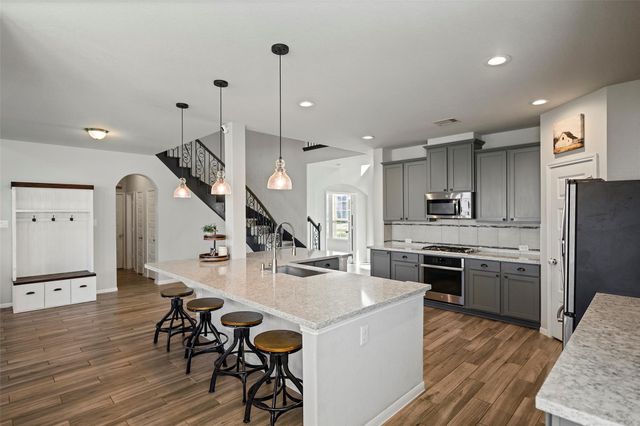 11723 Oakwood Drive, Mont Belvieu, TX 77535