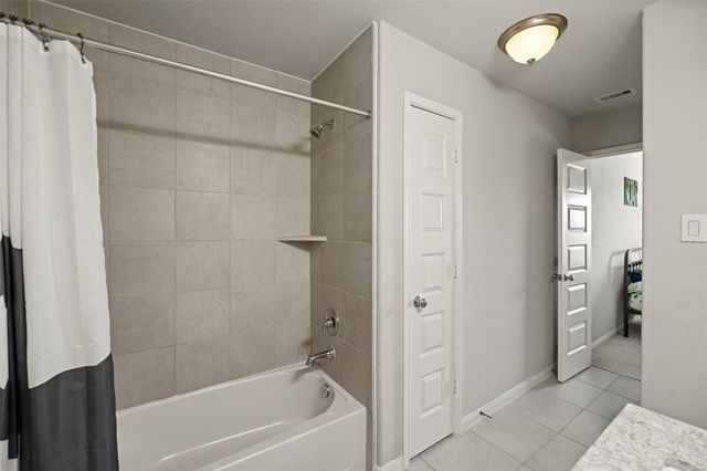 11723 Oakwood Drive, Mont Belvieu, TX 77535