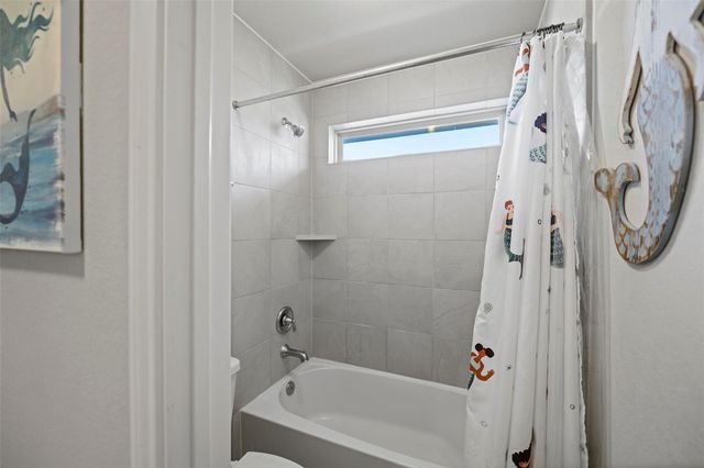 11723 Oakwood Drive, Mont Belvieu, TX 77535