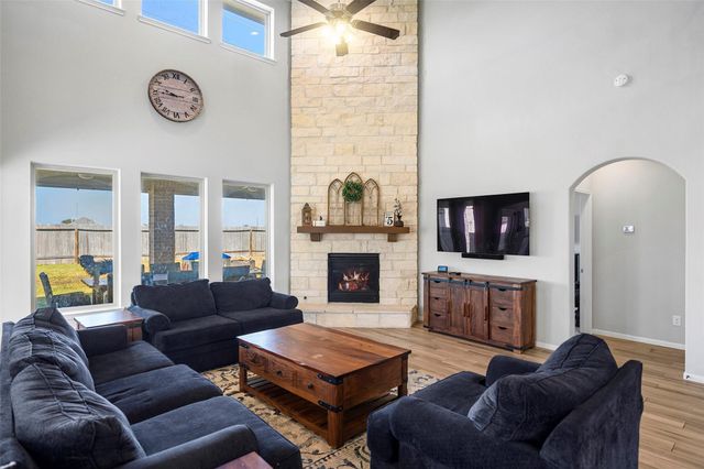 11723 Oakwood Drive, Mont Belvieu, TX 77535