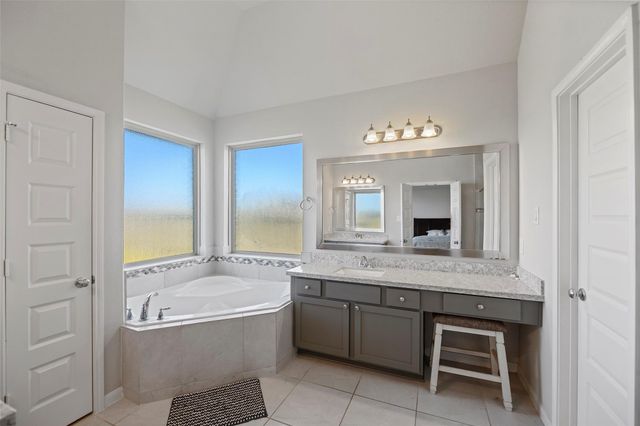 11723 Oakwood Drive, Mont Belvieu, TX 77535