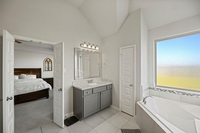 11723 Oakwood Drive, Mont Belvieu, TX 77535