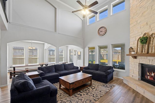 11723 Oakwood Drive, Mont Belvieu, TX 77535