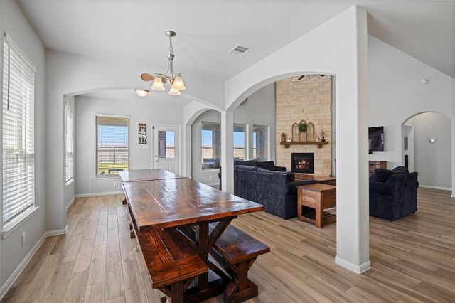 11723 Oakwood Drive, Mont Belvieu, TX 77535