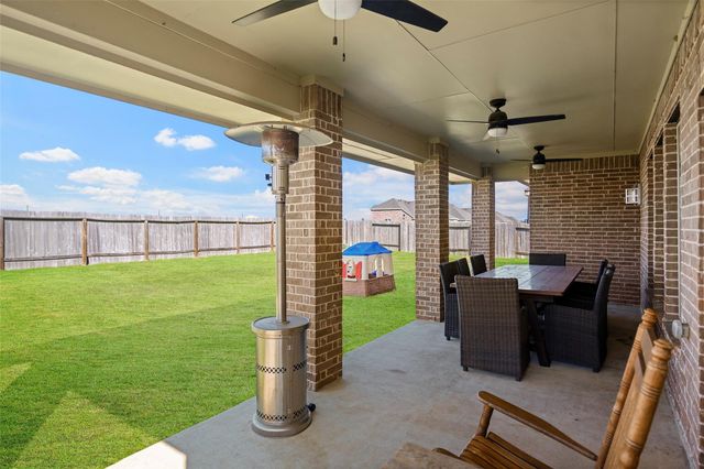 11723 Oakwood Drive, Mont Belvieu, TX 77535