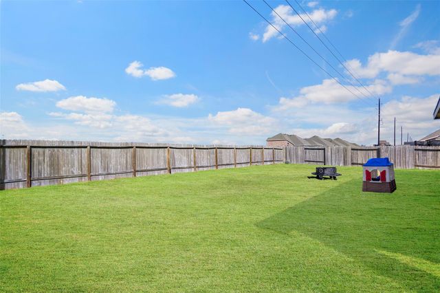 11723 Oakwood Drive, Mont Belvieu, TX 77535