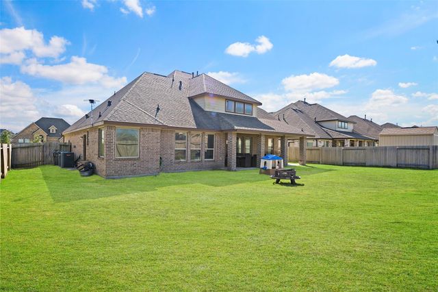 11723 Oakwood Drive, Mont Belvieu, TX 77535