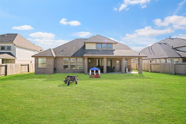 11723 Oakwood Drive, Mont Belvieu, TX 77535