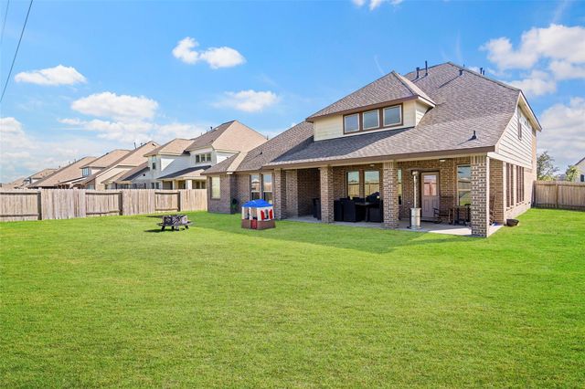 11723 Oakwood Drive, Mont Belvieu, TX 77535
