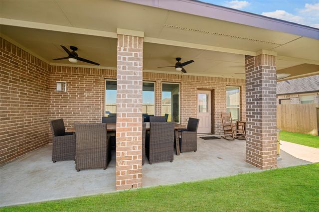 11723 Oakwood Drive, Mont Belvieu, TX 77535