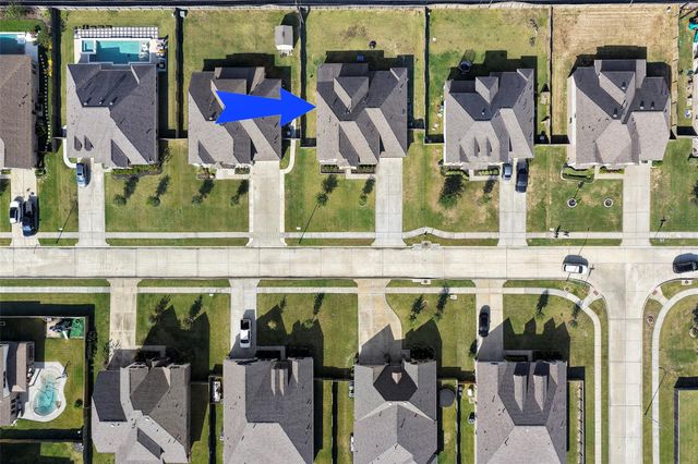 11723 Oakwood Drive, Mont Belvieu, TX 77535