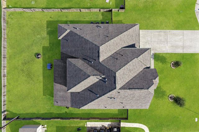 11723 Oakwood Drive, Mont Belvieu, TX 77535