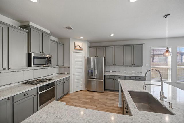 11723 Oakwood Drive, Mont Belvieu, TX 77535