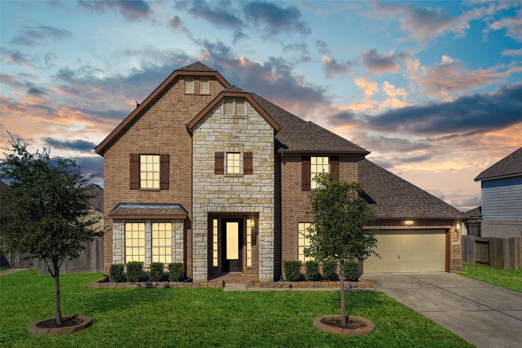 11723 Oakwood Drive, Mont Belvieu, TX 77535