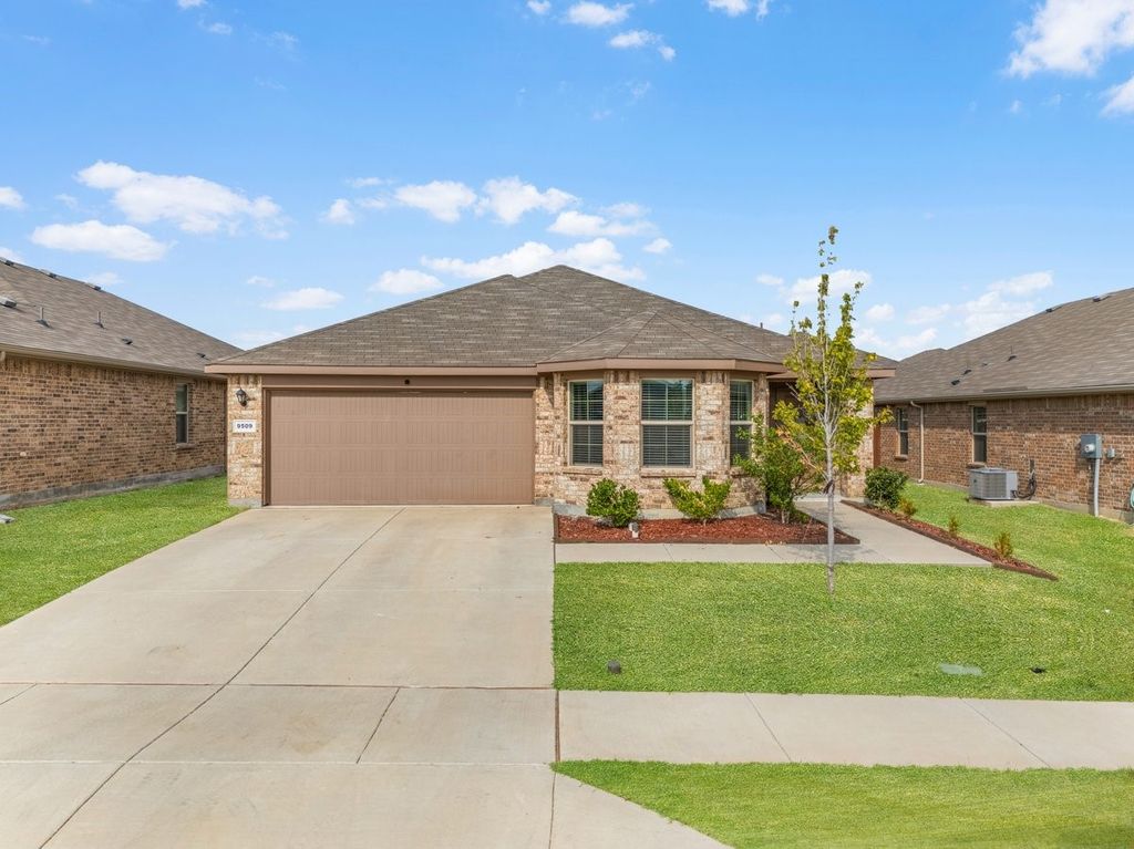 9509 Golden Summit Drive, Fort Worth, TX 76131 — exterior